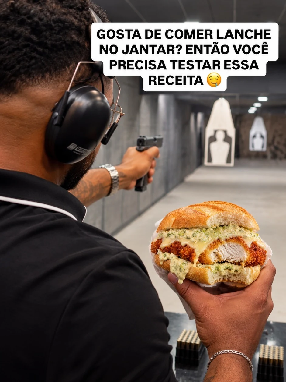 Dr. Dourado segurando um sanduíche de frango em um estande de tiro