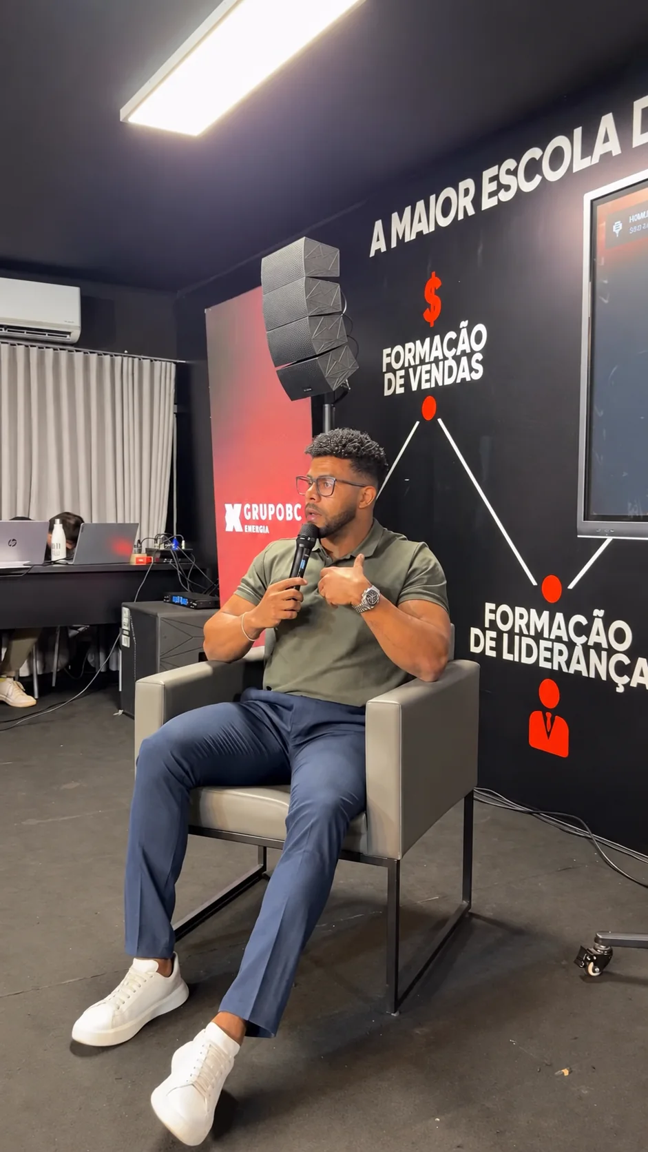 Dr. Dourado sentado com microfone em um estúdio de gravação