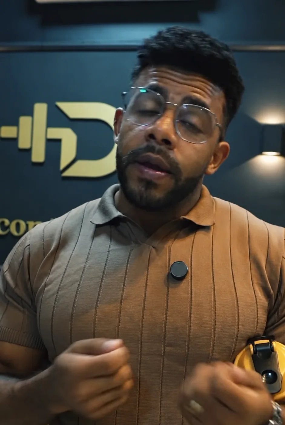 Dr. Dourado de óculos e camisa polo explicando um conteúdo sobre whey no consultório