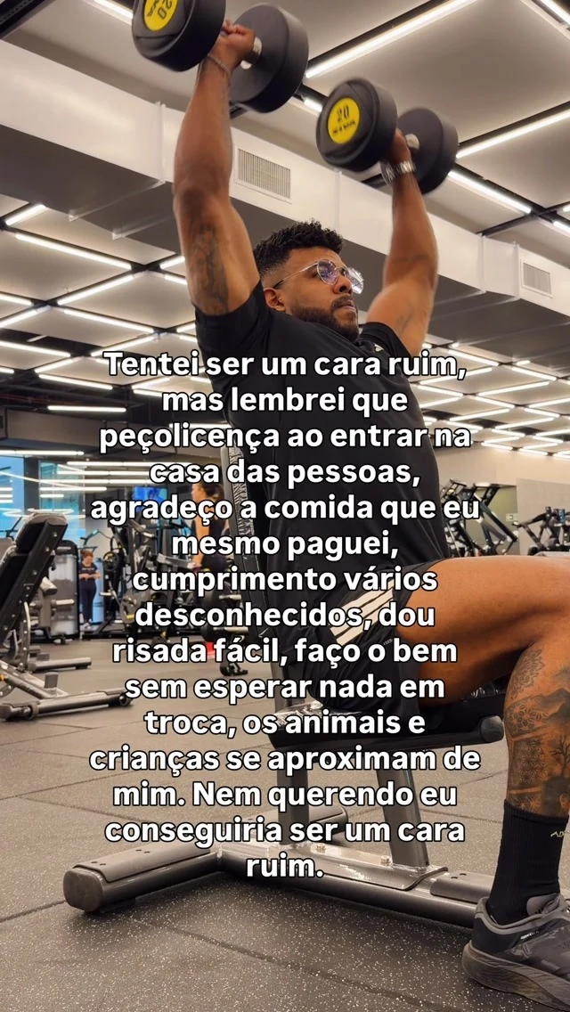 Dr. Dourado treinando ombros com halteres na academia
